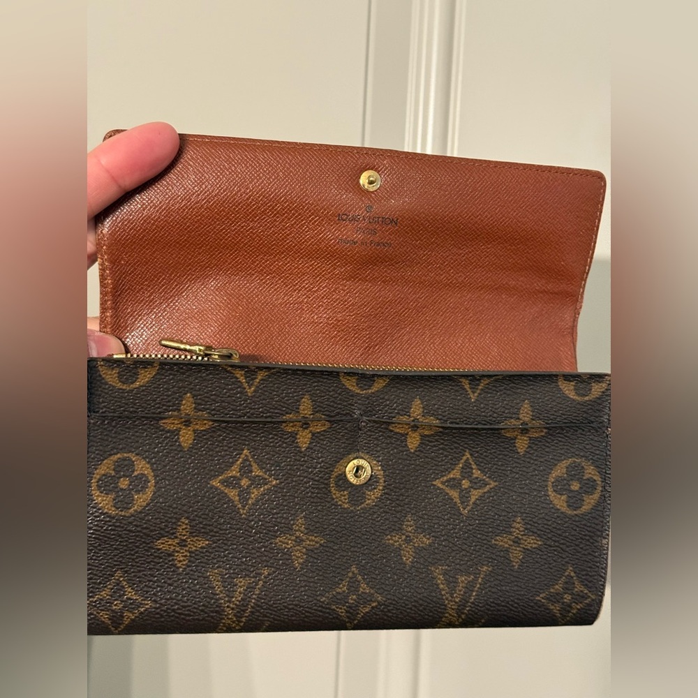 Louis Vuitton Monogram Sarah Wallet - Picture 2 of 11